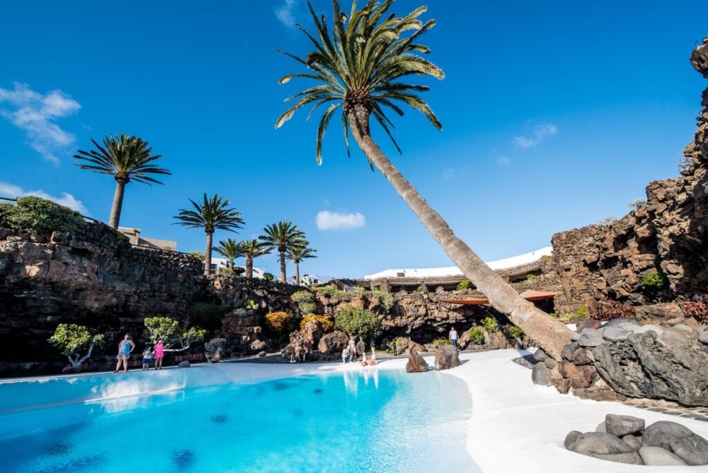 Le bassin blanc des Jameos del Agua entouré de roche volcanique